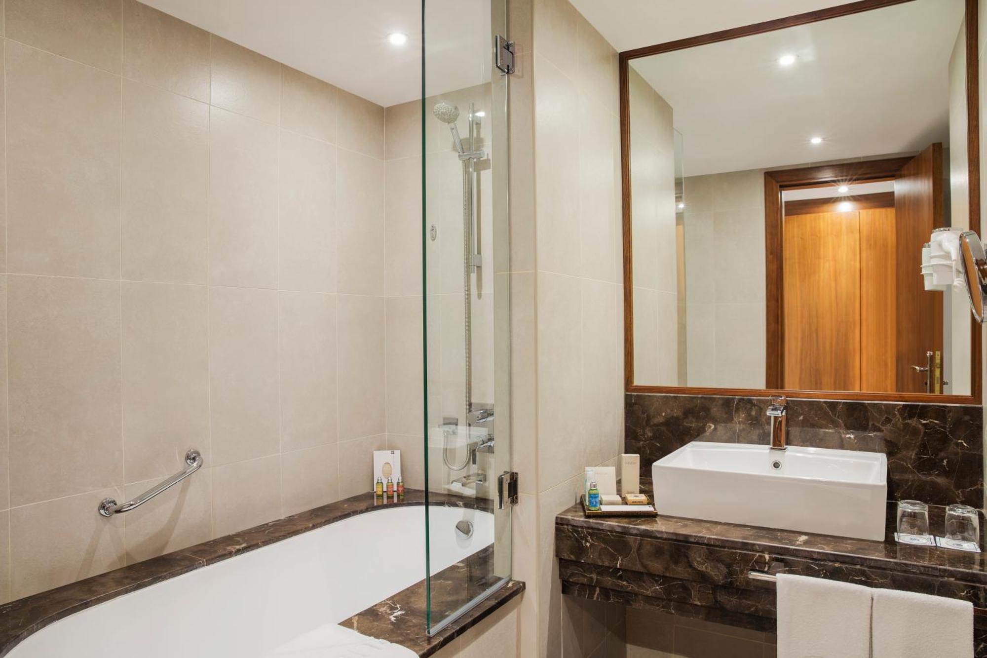 होटल Jumeira Rotana - 4*