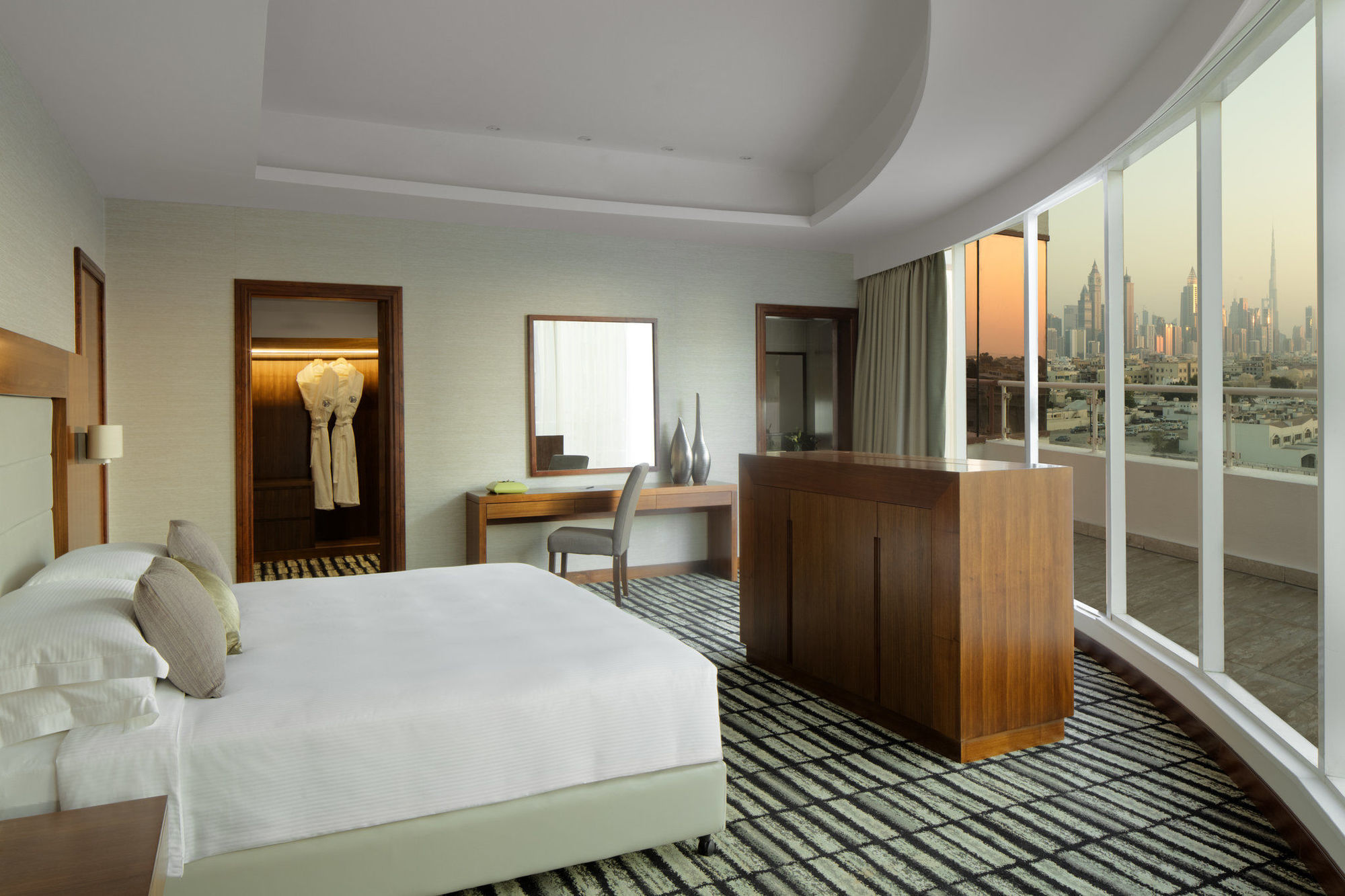 فندق جميرا روتانا 4*